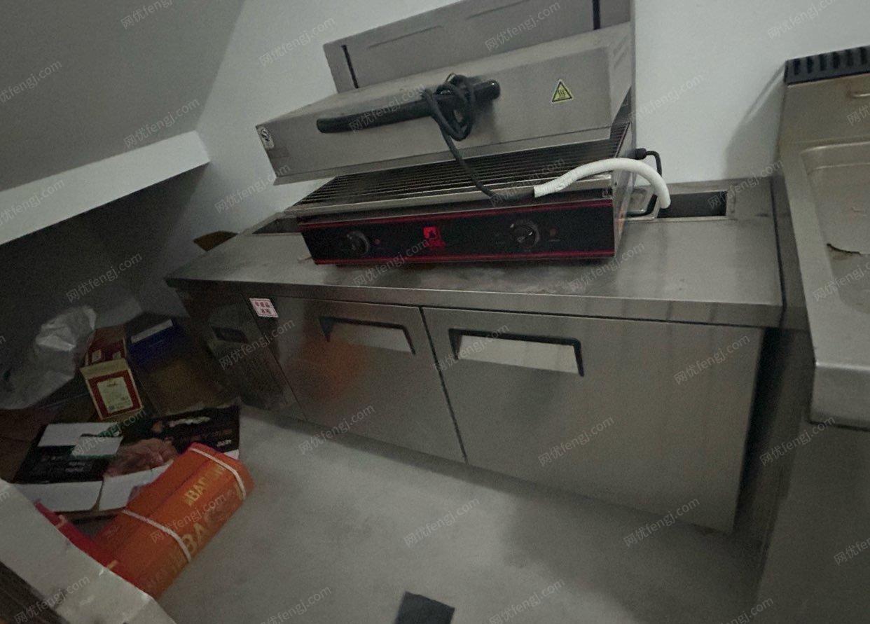 河北秦皇岛饭店厨房设备出售，7成新埃菲科燃气扒炉连柜一台，可正常使用型号XKE-ROP-900 SRBT15-XROP9007成新双缸炸炉连柜座一台，可正常使用型号HE-ROZ-900商用柜式冰箱一台