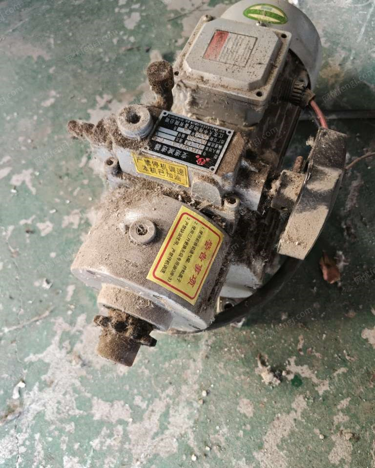 山东济南出售变速电机一个，真空泵一个，毡布帘子一堆