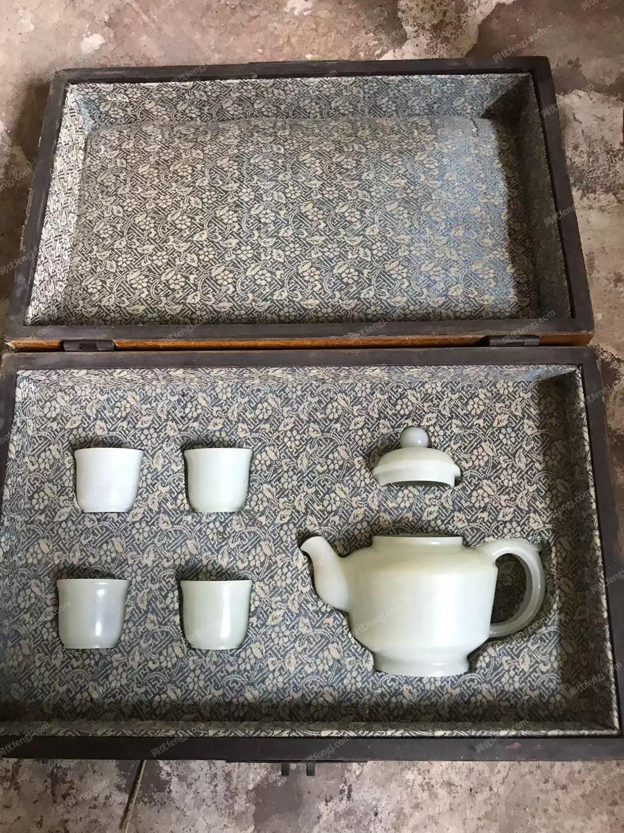转让茶具一套，四个茶杯一个茶壶