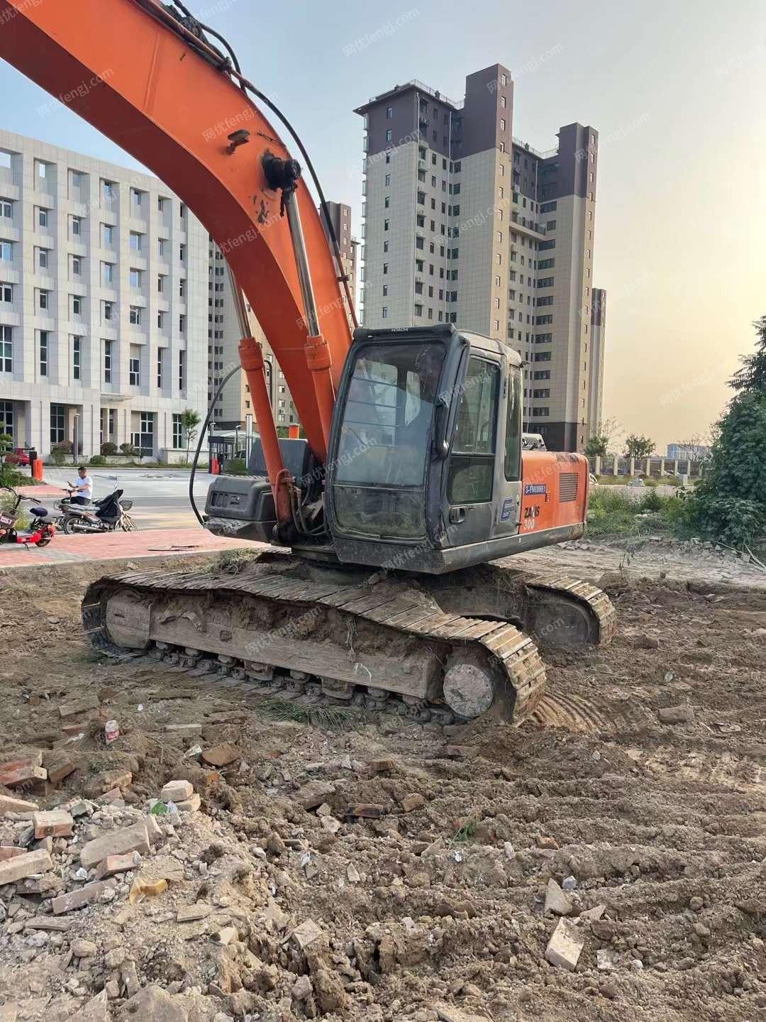 山东滨州出售12年挖掘机一台