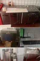 出售汉堡店设备一套，汉堡烤箱，面包操作台冷藏，水吧台操作台冷藏，烟机净化器一套，四门冰柜一个，冷藏醒发箱1个，设备都是9成新