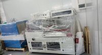 广东惠州本厂有多台机器出售，九成新的复膜包装机，一台圆角的磨切机，和一台全新的切r角的切角机