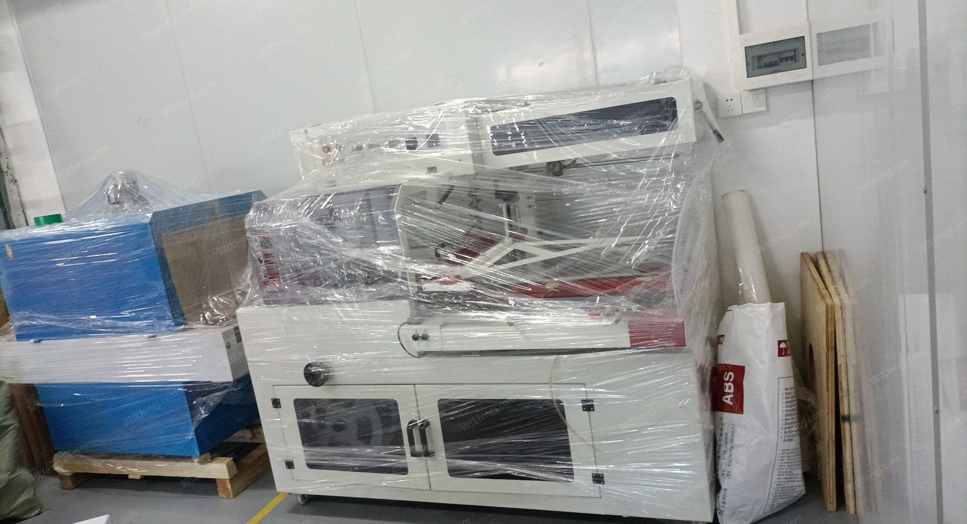 广东惠州本厂有多台机器出售，九成新的复膜包装机，一台圆角的磨切机，和一台全新的切r角的切角机