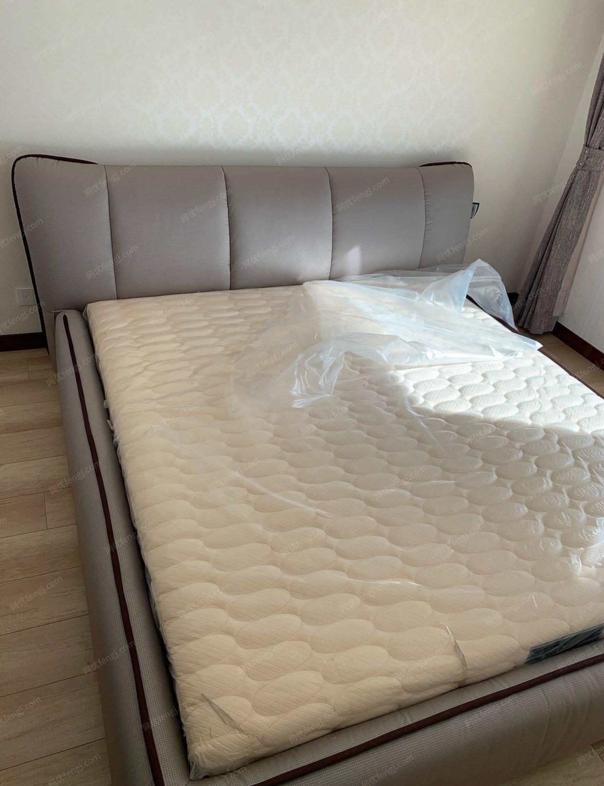 青海西宁出售CBD床，实体店购买，带一套深色床套，不卖床垫