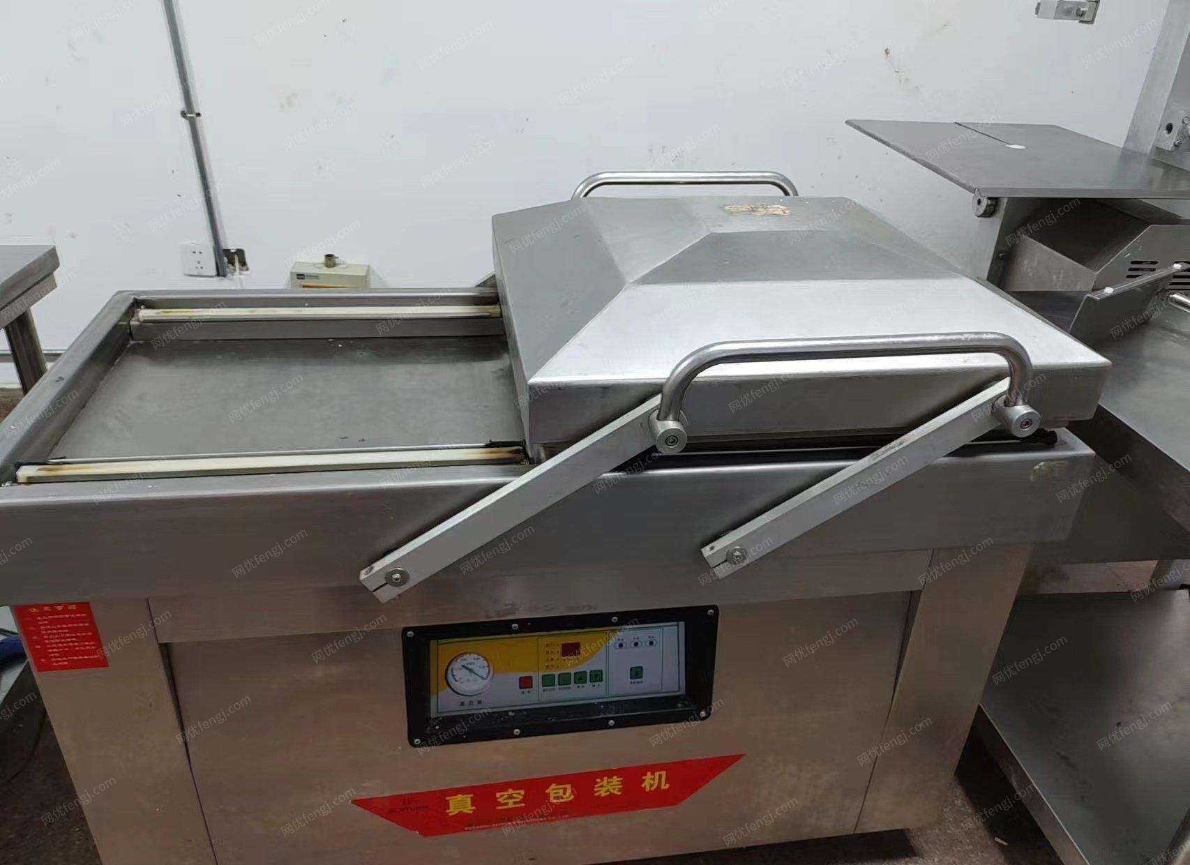 北京朝阳二手9成新设备绞肉机一台，多用途切片机一台，真空包装机一台，立式330锯骨机2台。