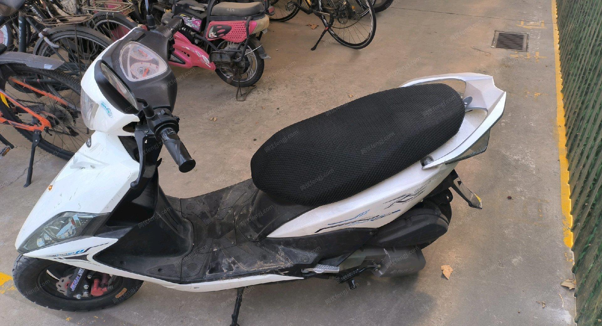 天津西青区现有一辆鬼火踏板摩托车出售，本人换车，诚意出售