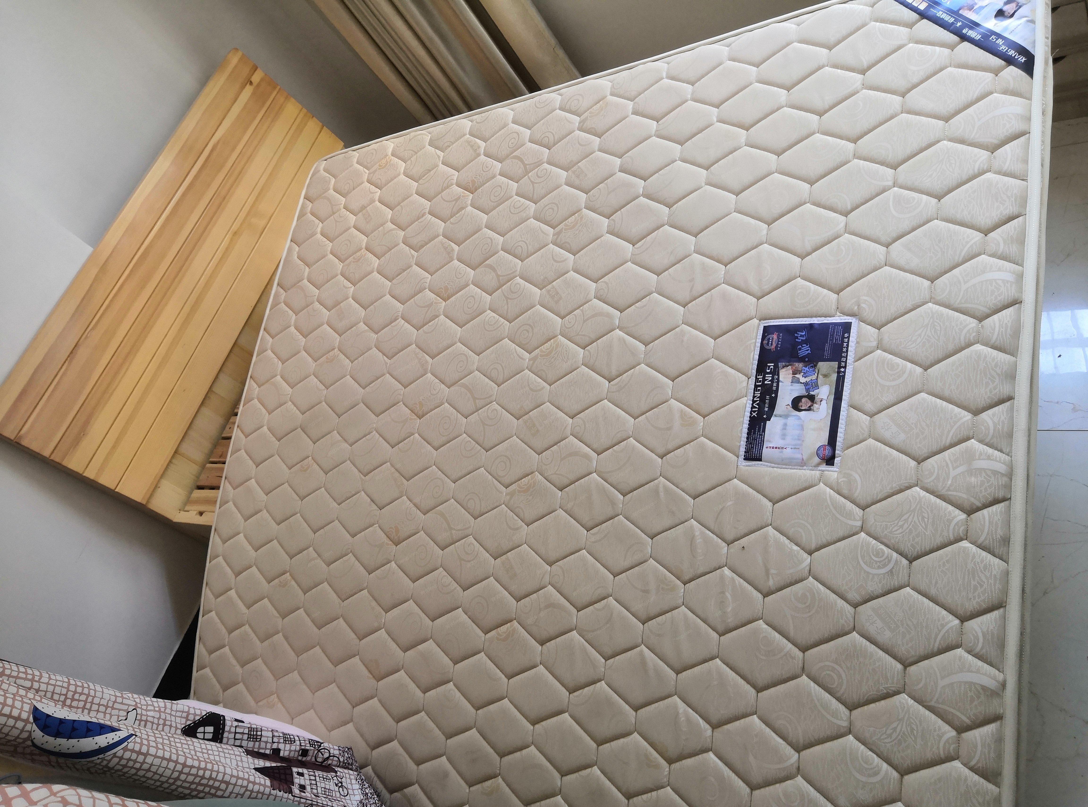 浙江金华出售自用床垫1.5米宽 和 1.8米宽两张，另外一个30CM加宽床