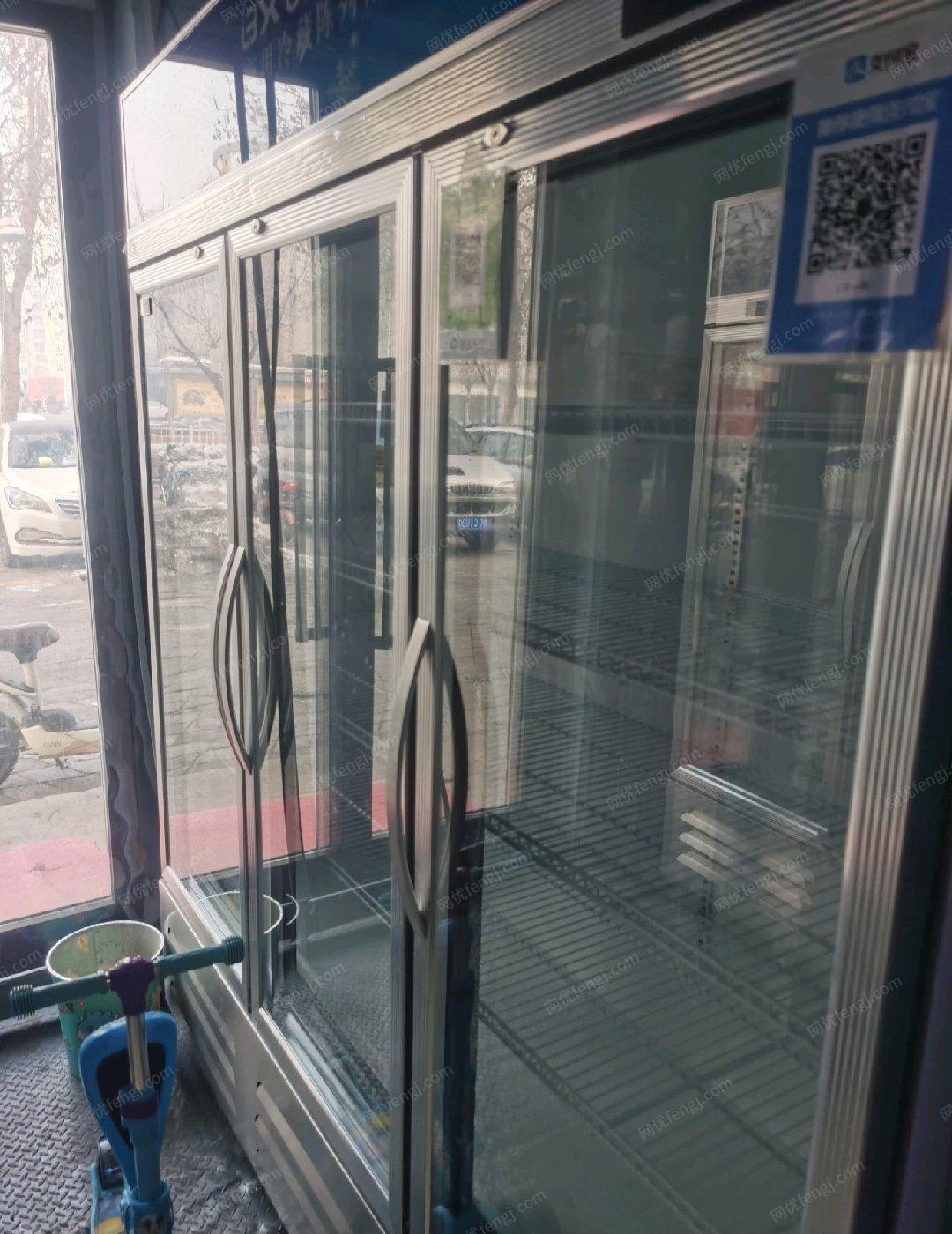 新疆石河子用了一个月三开门冷藏展示柜，很新，生意转让，低价出售