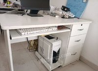 河北张家口九成新电脑桌出售，9成新老板椅。