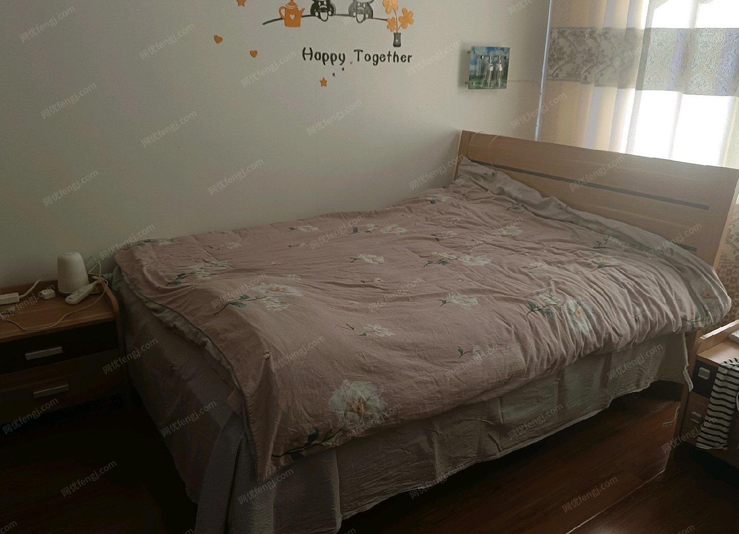 西藏山南1.5米双人床，基本全新，含床垫，原价打4折出售