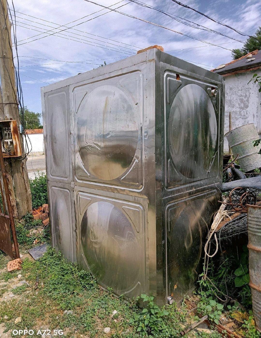新疆阿勒泰出售三吨不锈钢保温水箱