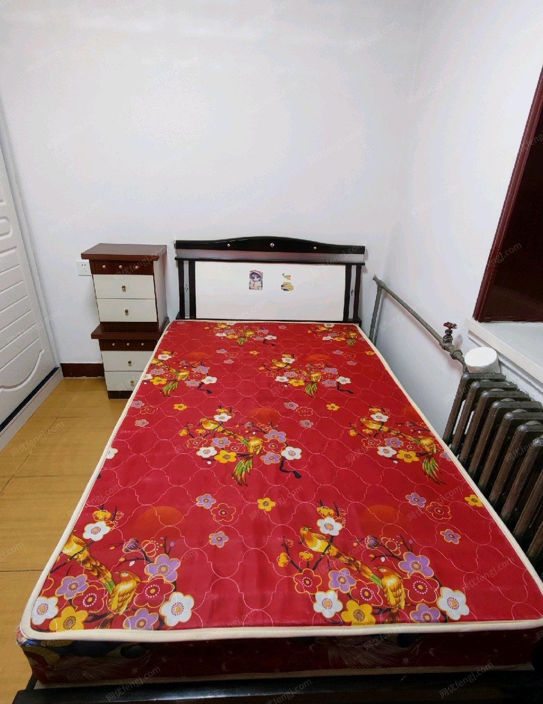 青海西宁转让自己家用的单人床送床垫，送两个床头柜，九成新
