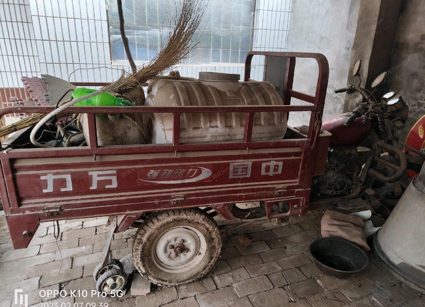 河北邯郸转让三轮车，没跑过远路，在家放了两年，有点尘土，车框良好。一口价，自提。