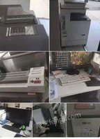 出售电脑2台、写真机2台、复印机1台、操作台一个。