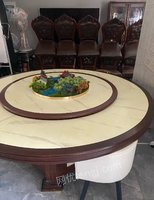 江苏苏州出售9成新电动圆桌、另配有椅子