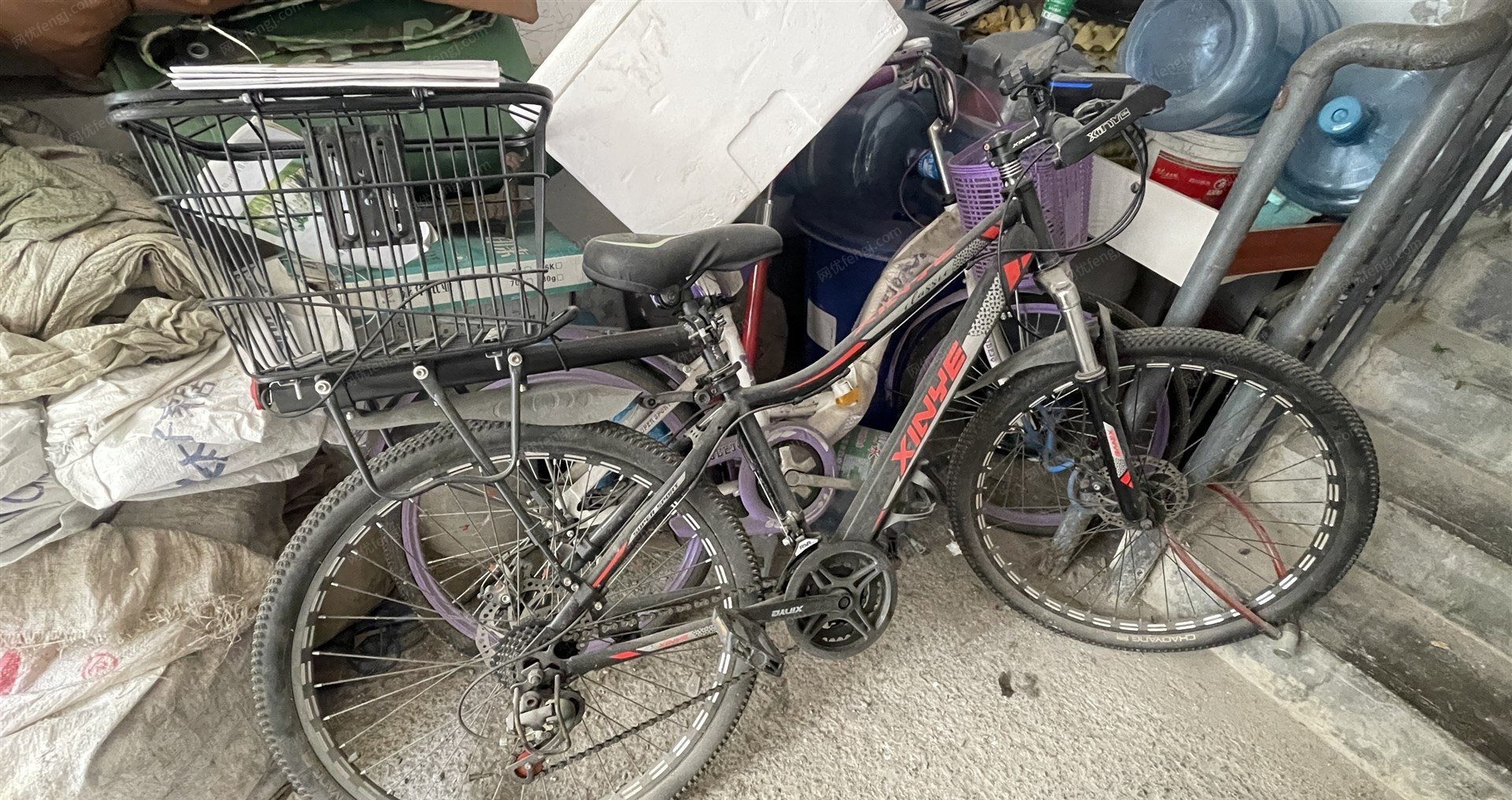 贵州遵义出售准新自行车一辆，没怎么骑，放到起灰，后座筐可拆卸