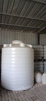 四川成都处理 8个 5吨加厚塑料桶9成新，另20个干净吨桶 。