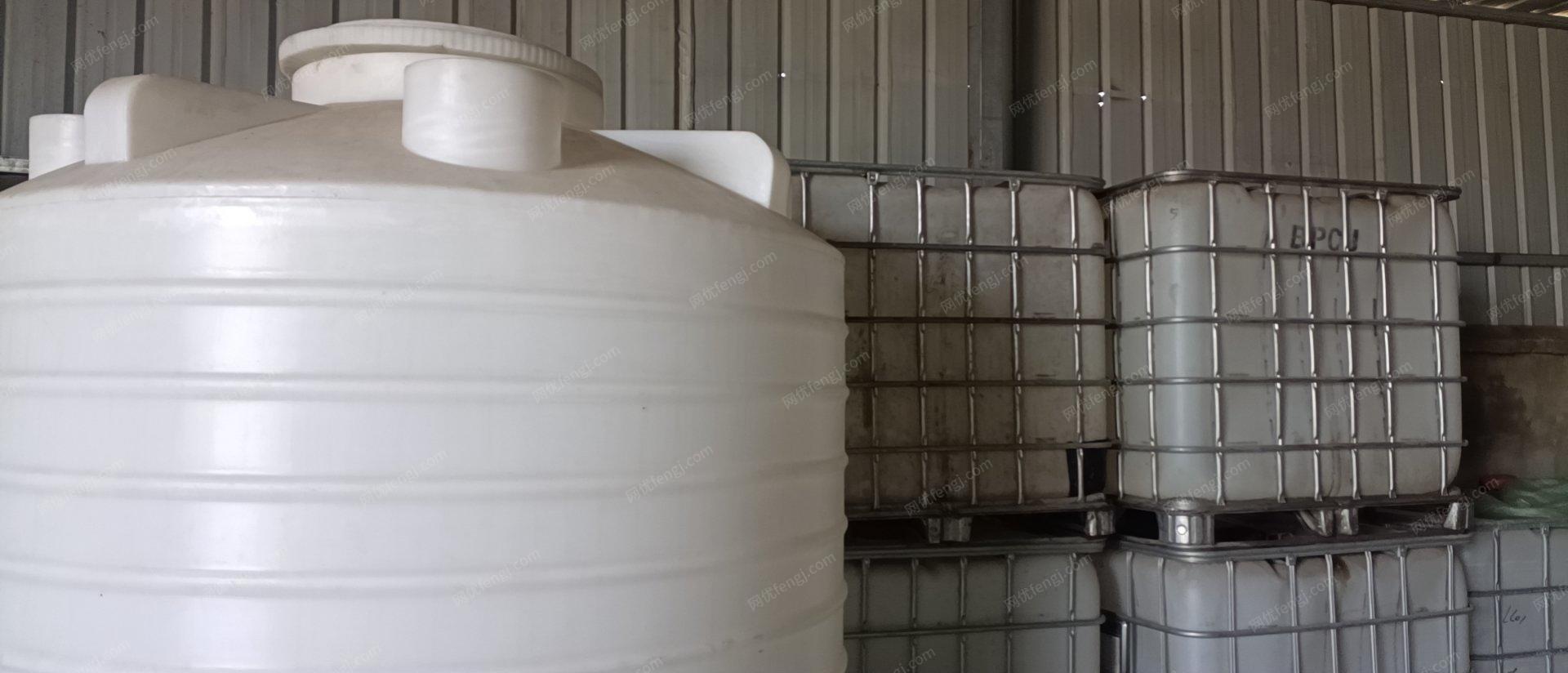 四川成都处理 8个 5吨加厚塑料桶9成新，另20个干净吨桶 。
