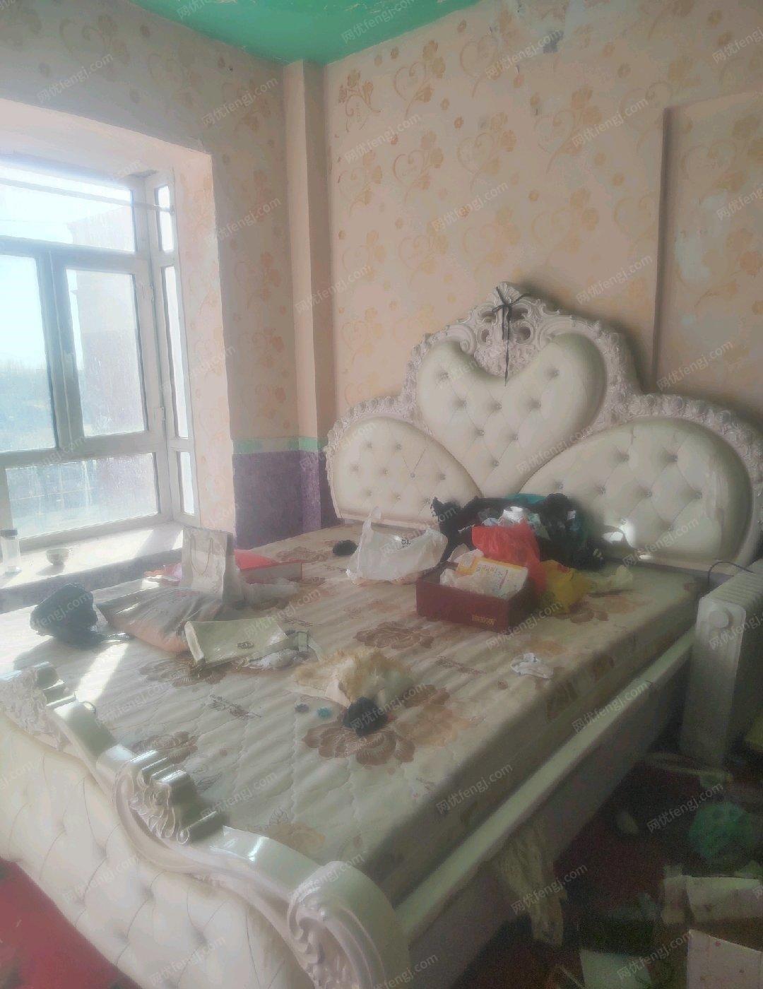 新疆喀什出售二手双人床，宽度2米长度2米20