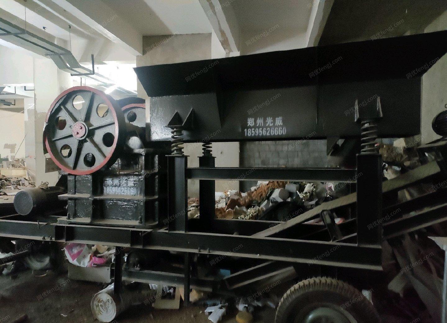 广东深圳工地不干了，出售移动粉碎机，鄂式破碎机，工地设备