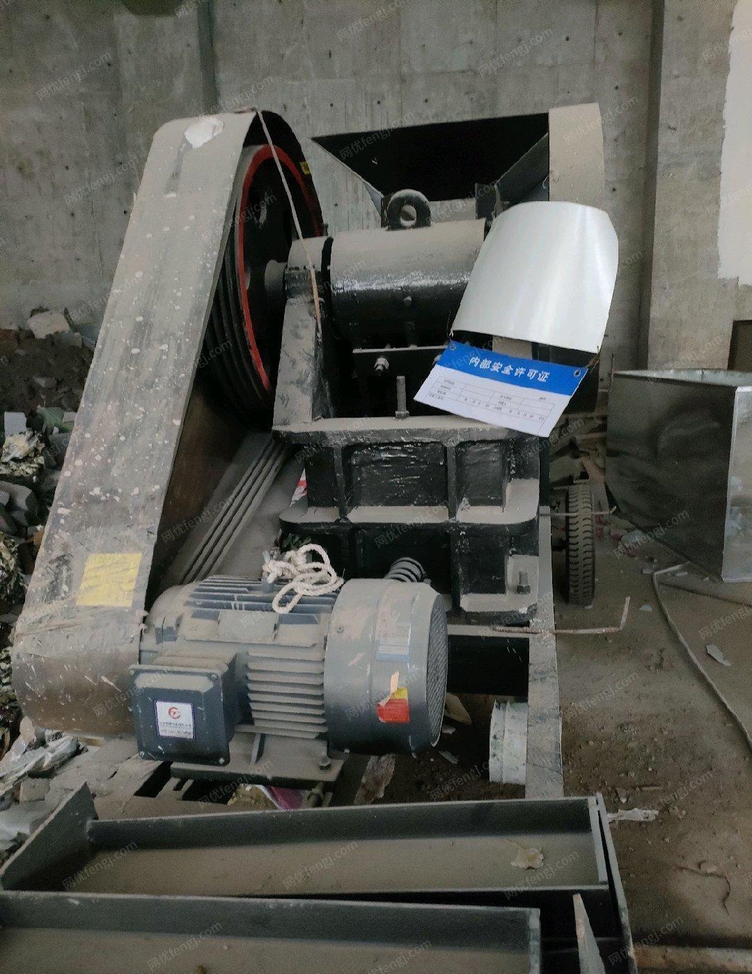 广东深圳工地不干了，出售移动粉碎机，鄂式破碎机，工地设备