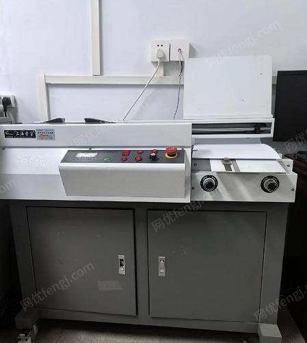本人因店面原因转让上海香宝胶装机、切纸机一套，8成新，正在使用的激光彩色打印复印扫描一体机