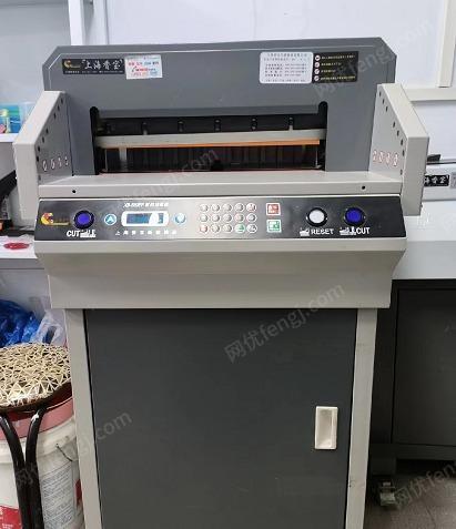本人因店面原因转让上海香宝胶装机、切纸机一套，8成新，正在使用的激光彩色打印复印扫描一体机