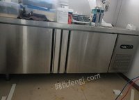 湖北武汉出售三台操作台冷柜，一个常温柜，一台西点柜，一台边柜，一台收银台，一台三层二的烤炉，一台发酵箱，一台打面机，两台打蛋糕机