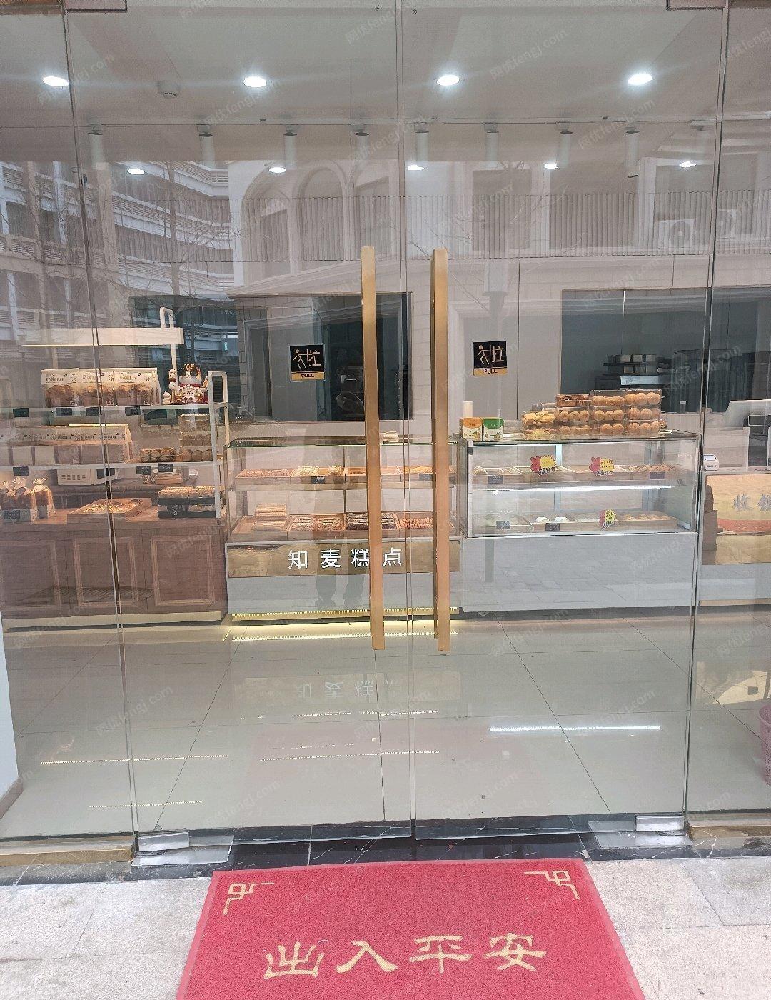 湖北武汉出售三台操作台冷柜，一个常温柜，一台西点柜，一台边柜，一台收银台，一台三层二的烤炉，一台发酵箱，一台打面机，两台打蛋糕机