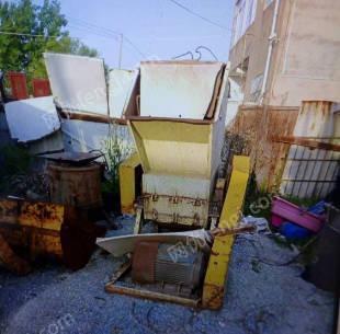 安徽蚌埠回收商处置塑料破碎机3台，铲车，抓机，叉车各1台等旧设备