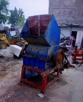 安徽蚌埠回收商处置塑料破碎机3台，铲车，抓机，叉车各1台等旧设备