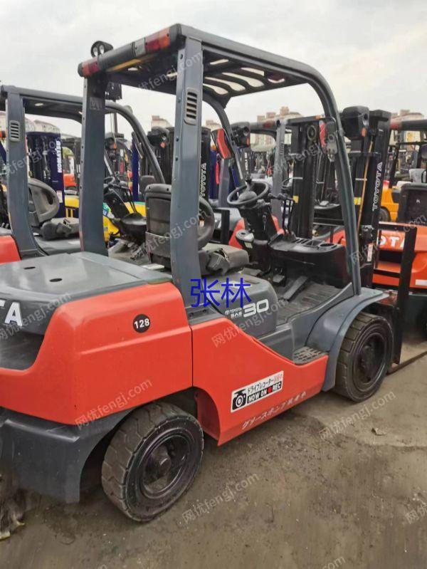 现货库存图中二手/丰田3吨叉车