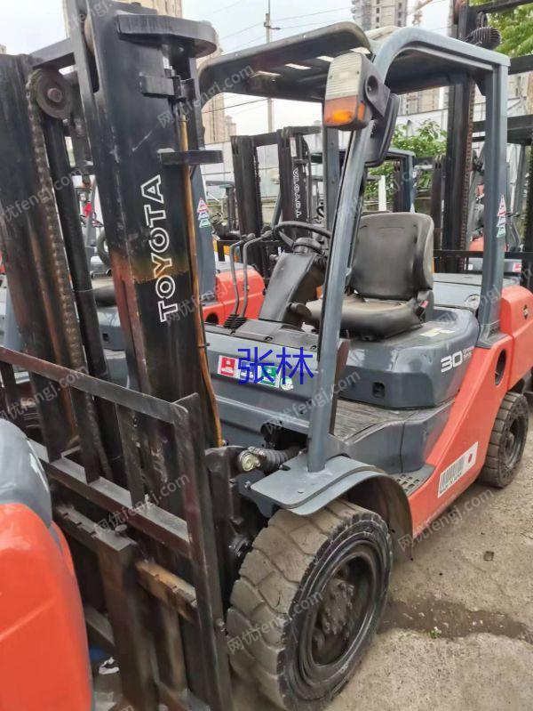 现货库存图中二手/丰田3吨叉车