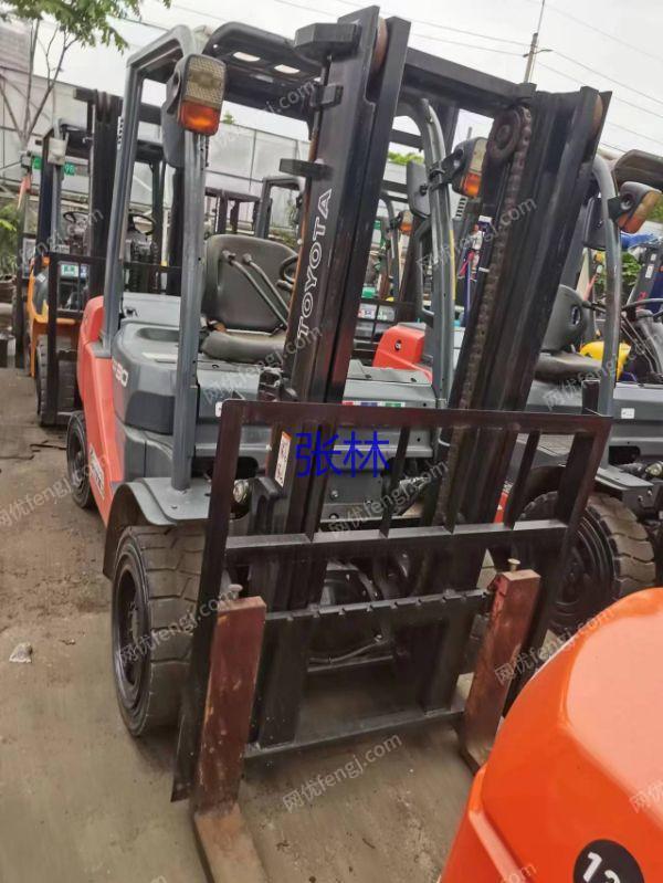 现货库存图中二手/丰田3吨叉车