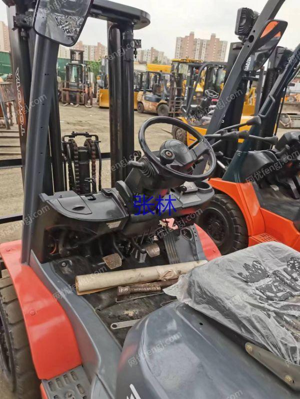 现货库存图中二手/丰田3吨叉车