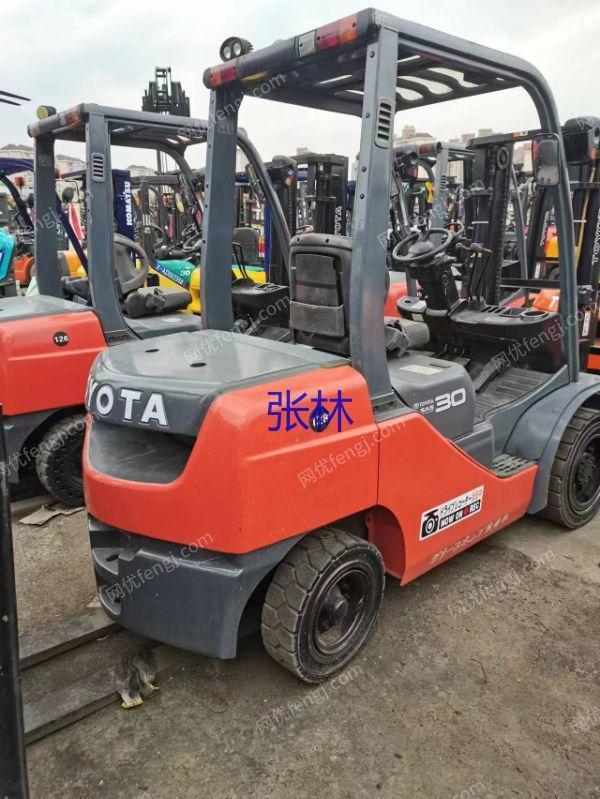 现货库存图中二手/丰田3吨叉车