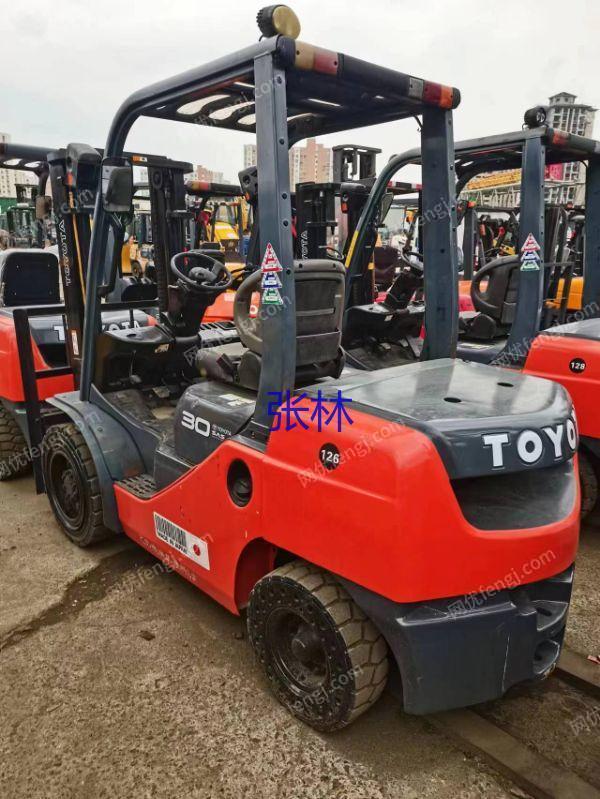 现货库存图中二手/丰田3吨叉车