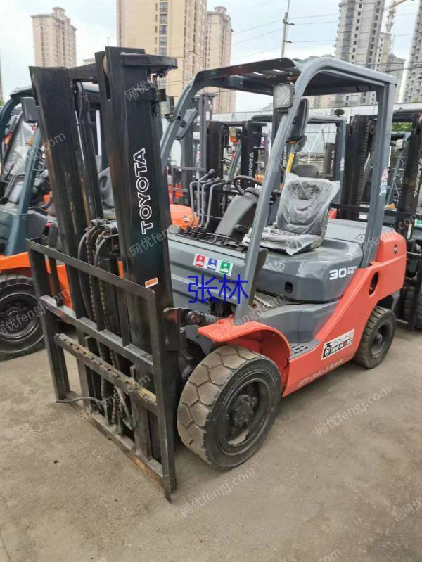 现货库存图中二手/丰田3吨叉车
