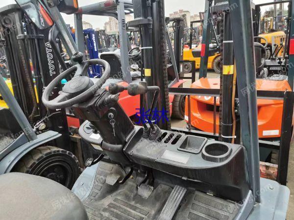 现货库存图中二手/丰田3吨叉车