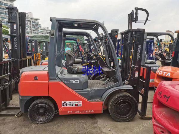 现货库存图中二手/丰田3吨叉车