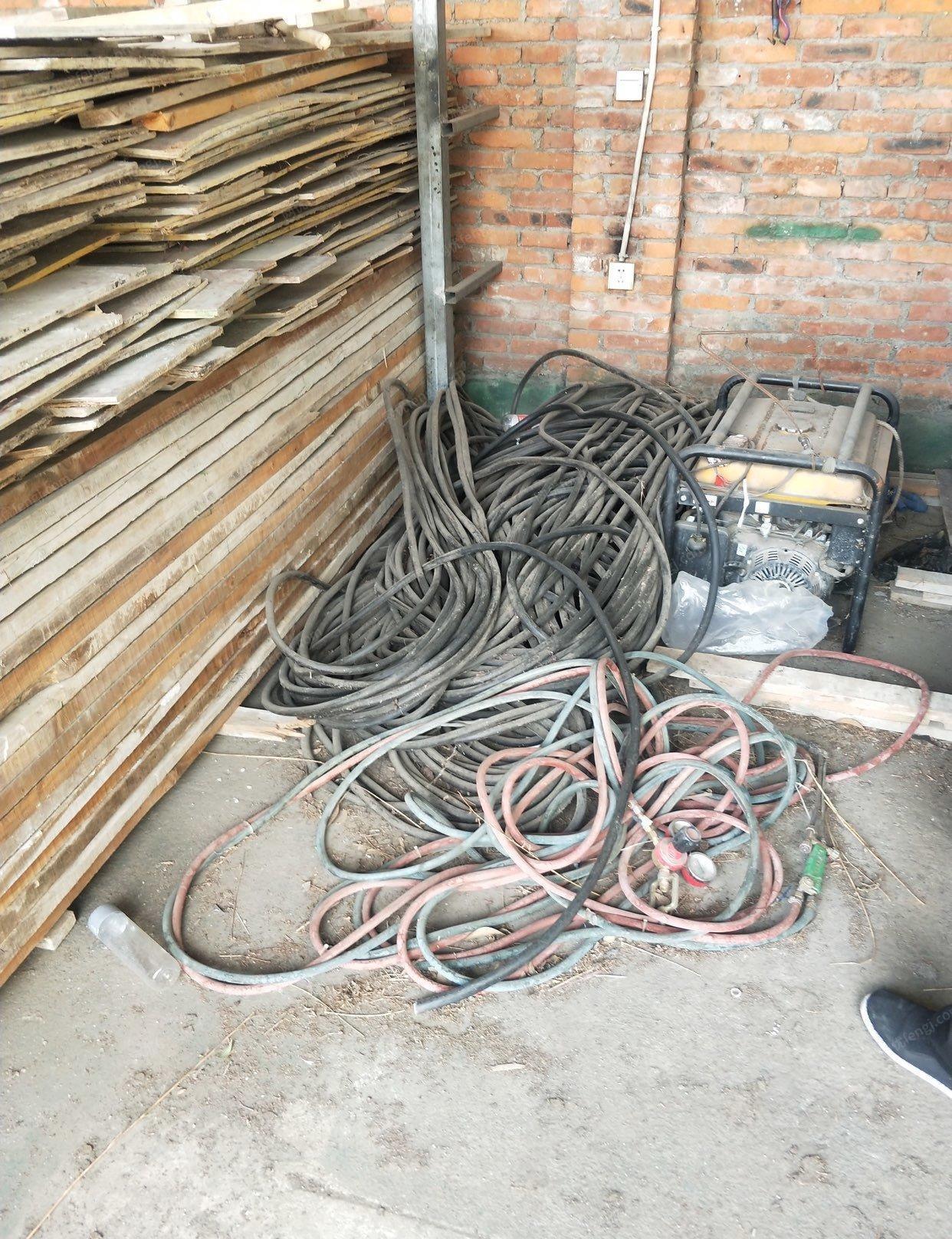 四川绵阳因工程结束，出售建筑工程用电缆电葫芦电焊机模版钢架床各种工具等