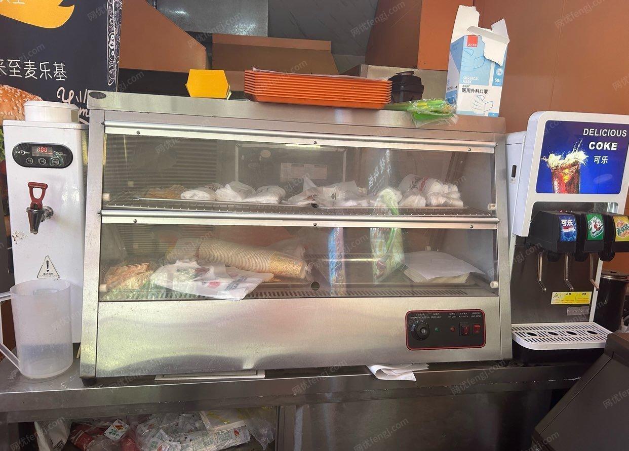 宁夏银川本店有一套汉堡设备出售，制冷机一台.可乐机一台、制冰机、数字封口机一台、腌料机一台 油炸炉2台、拌面机、拌馅机、衷粉台一个、12米双层保温柜一个、四门冰箱一台冷藏双门工作台一个、平面工作台一台