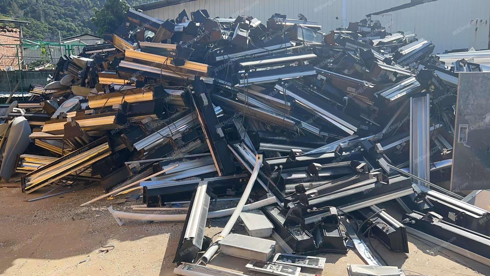 福建泉州整厂回收商处置废铁99.52吨，废弃灯具铜铁铝共59.23吨，160KVA变压器控制箱2套等