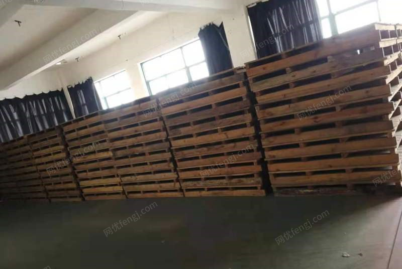 浙江绍兴仓库处理输送带8米长一台、可以升降．木板三层、规格1.5米*1.5米的（100块）规格1.8米*1.8米（50块