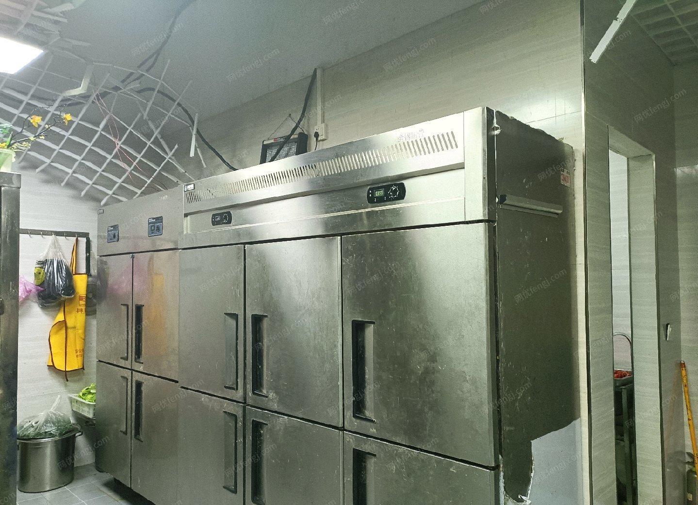 重庆江北区七成新厨房设备转让：两个空调天花机，两个挂机，一个柜机，一个四开冰箱，一个六开冰箱，两个一米八操作冰箱，一个急冻卧轨冰，一个保鲜展示柜等