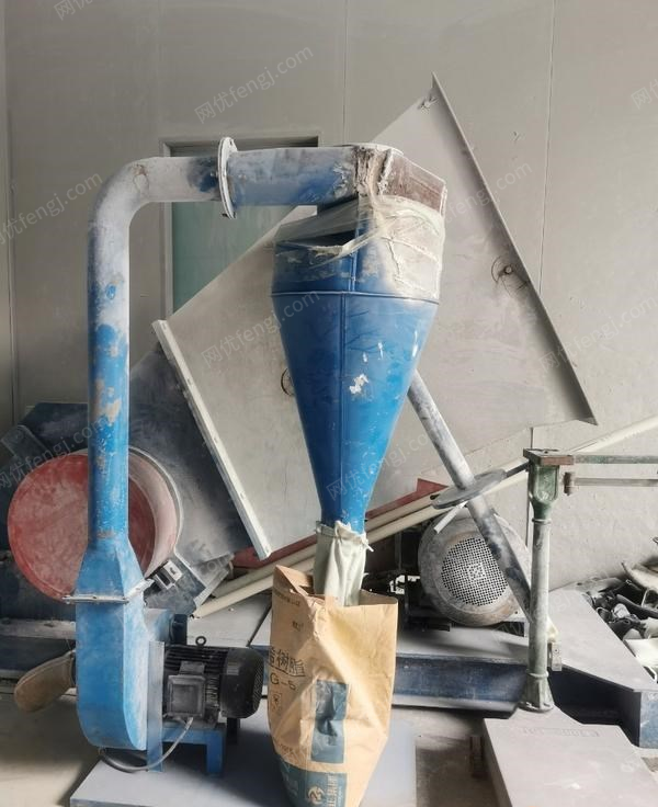 广东广州因搬厂原因，现低价转让一台破碎机跟一台磨粉机