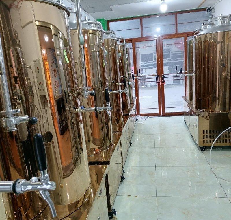 贵州铜仁精酿啤酒设备一拖八全套转让，22年出厂的