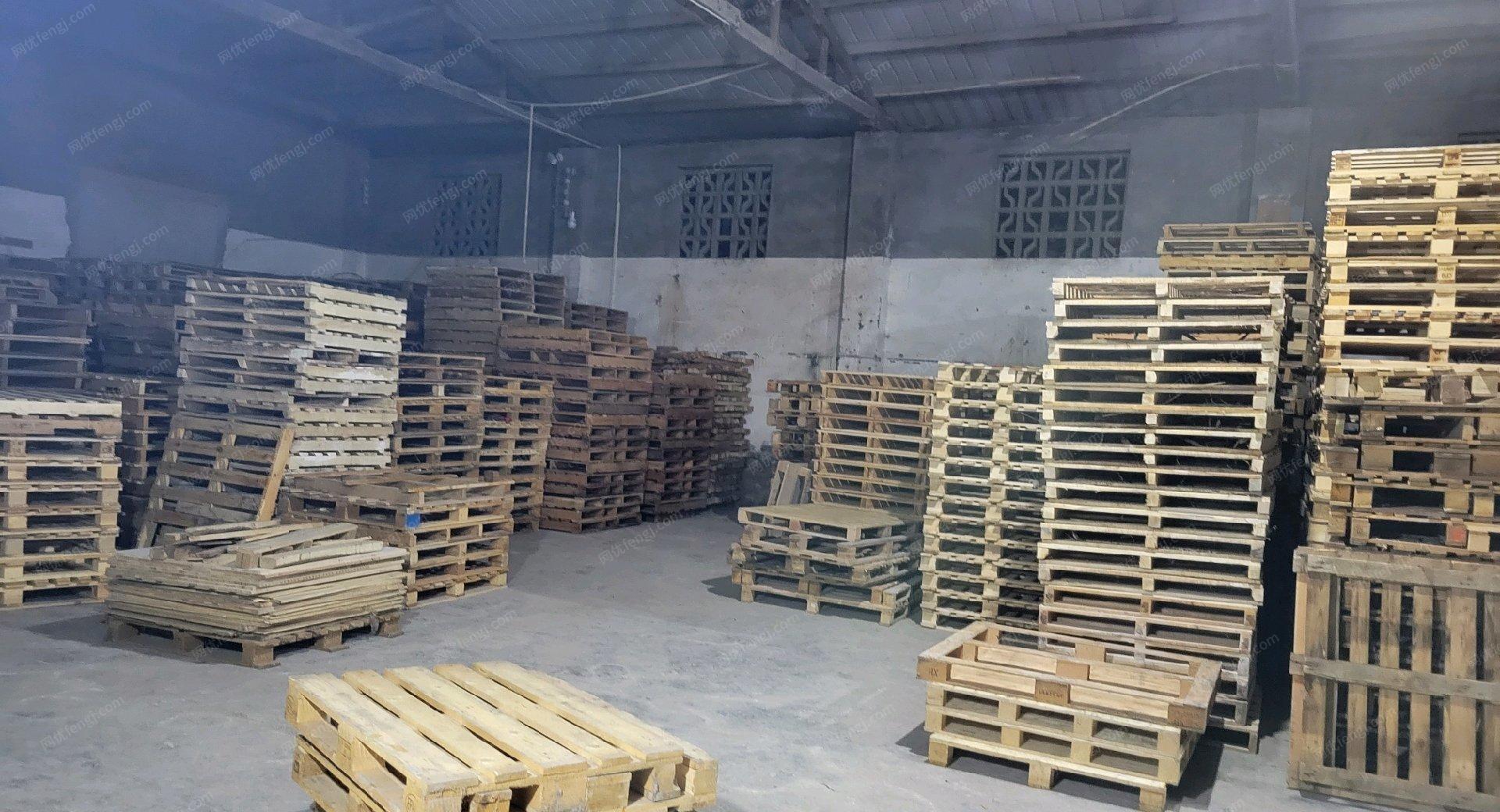重庆江北区出售木托盘塑料托盘包装箱叉车