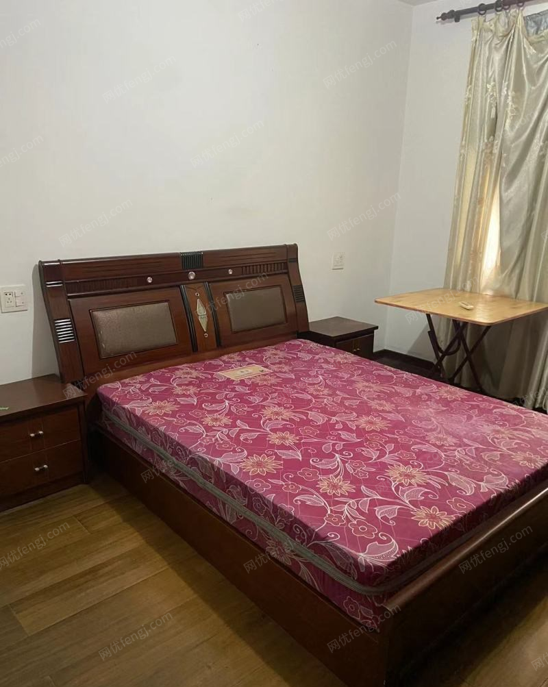 浙江绍兴低价转让1.5×2米大床带床垫和两个床头柜