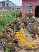 出售破碎锤，大小斗，快换器，夹木器！现货多，需要的联系我